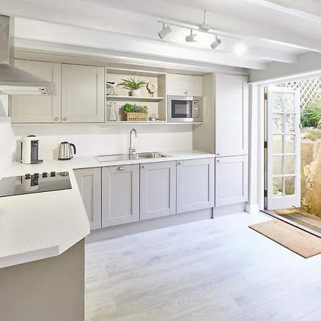 Host & - Spring * Whitby