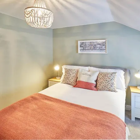 Host & - Spring Уитби