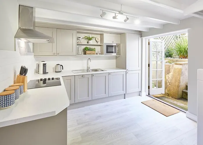 Host & - Spring * Уитби