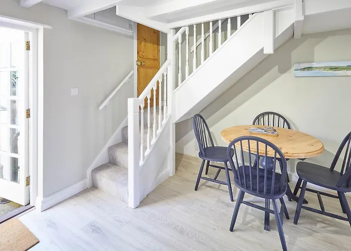 Host & - Spring Уитби