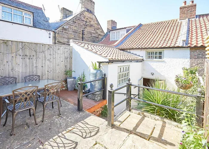 Host & - Spring * Уитби