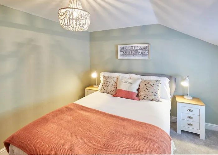 Host & - Spring Уитби